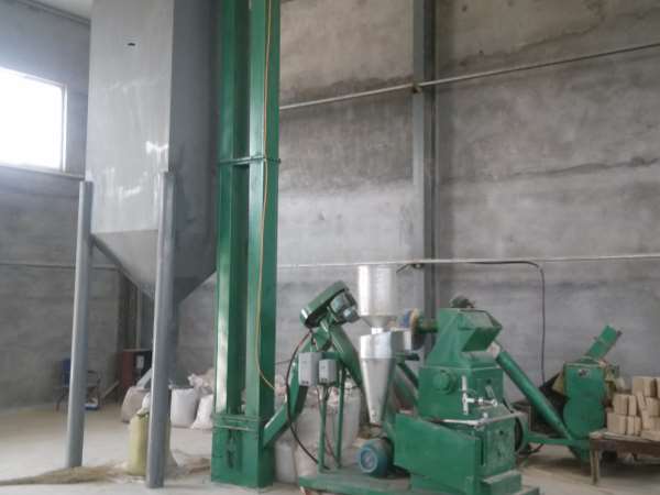 曲（qǔ）塊（kuài）粉碎機